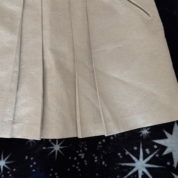 Ted Baker Cream/Gold Pleated Mini Skirt with Zippers  Size 2 - Like New - Picture 2 of 9